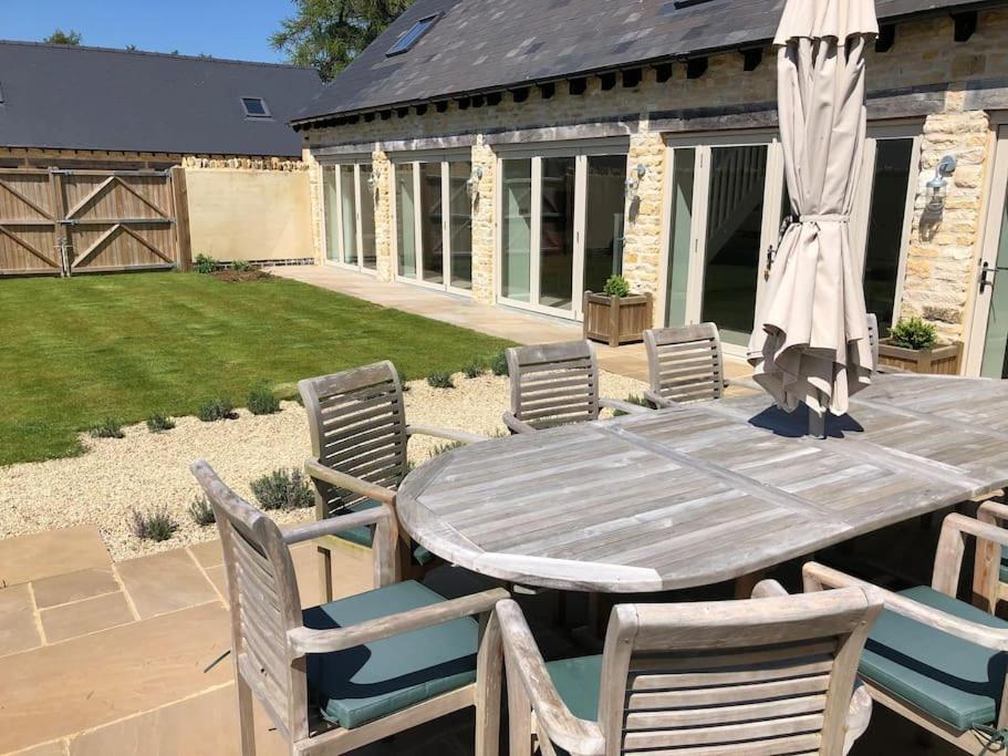 Stone Barn, Contemporary Barn Conversion Cheltenham Exterior foto